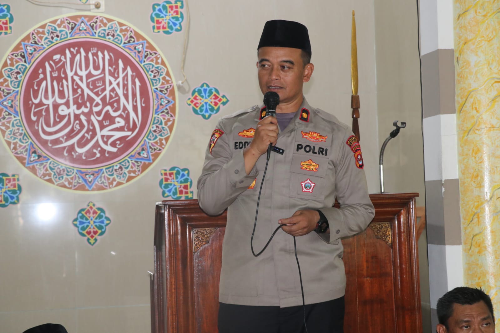 Wakapolres Lebak Sholat Jumat Keliling di Masjid Baiturrahim Sajira, Bagikan Nasi Kotak ke Jemaah