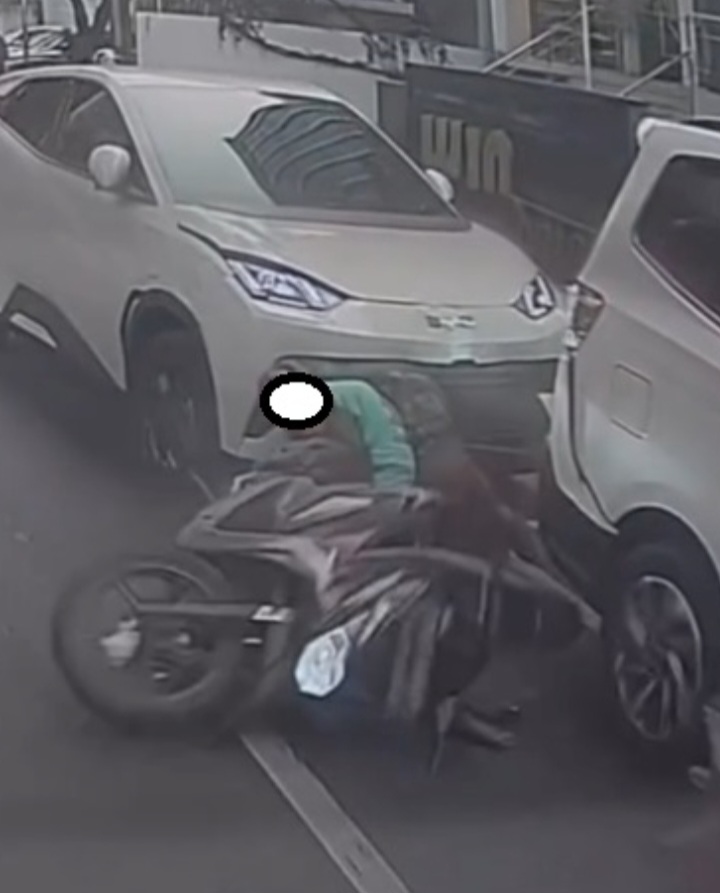 BYD Atto 1 Tabrak Empat Kendaraan di Blok M, Pengemudi Ojol Patah Kaki