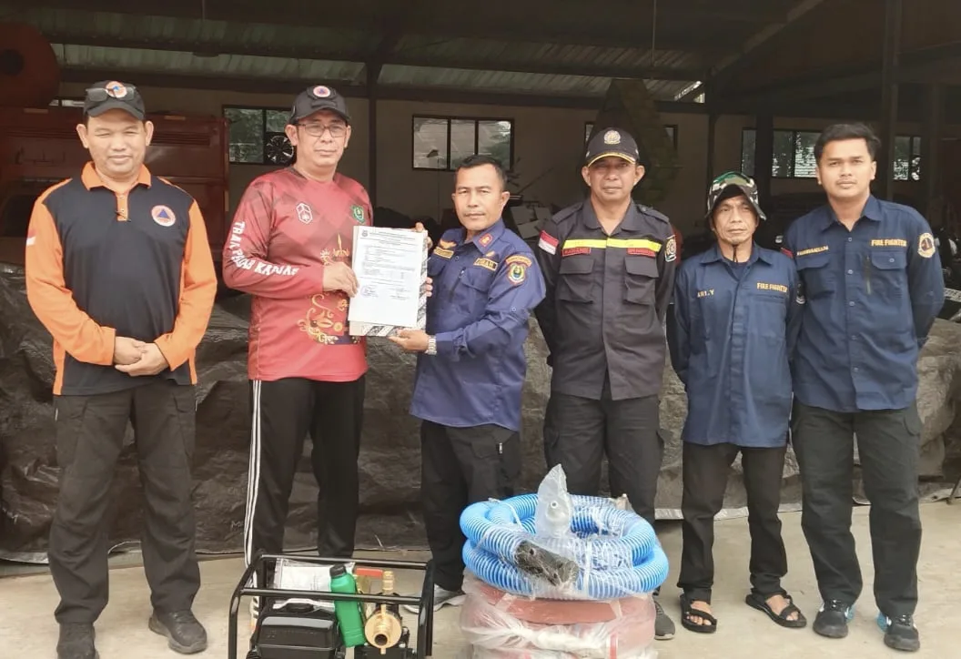 BPBD Kapuas Serahkan Mesin Pompa dan 4 Rol Selang ke Kelurahan Panamas untuk Perkuat Tim Pemadam Karhutla