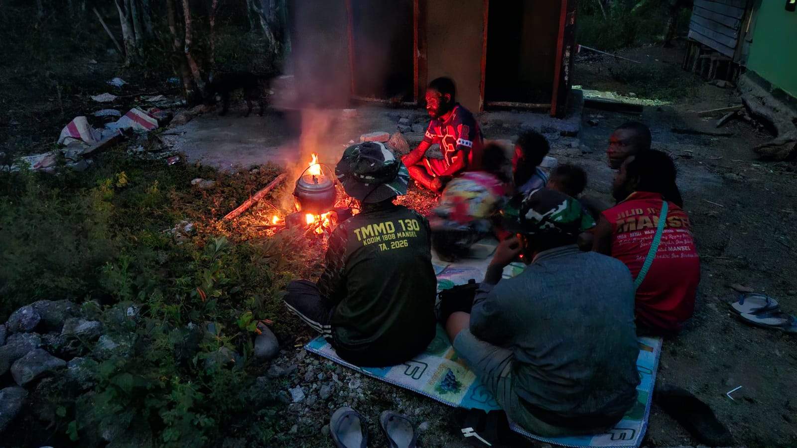 Satgas TMMD ke-130 Kodim 1808/Mansel Gelar Api Unggun Bersama Warga Kampung Yamboi Usai Seharian Bangun Infrastruktur