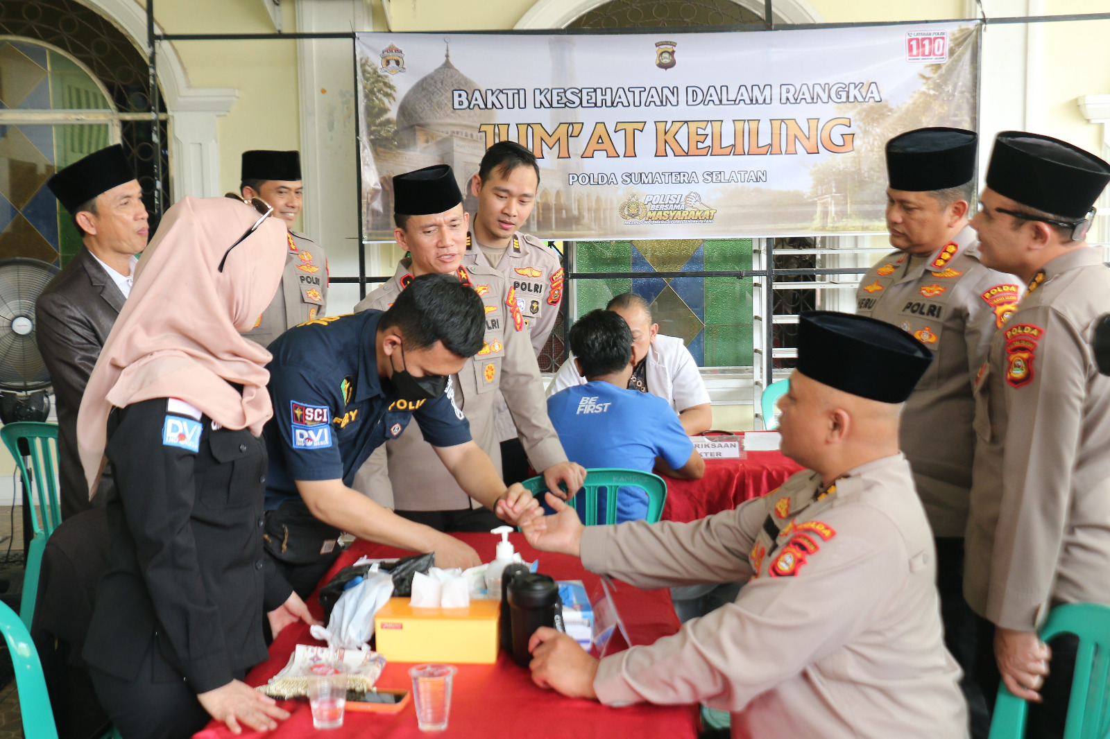 Wakapolda Sumsel Brigjen Pol Irwansyah Hadir di Safari Jumat Masjid Al-Falah Lorok Pakjo, Warga Periksa Kesehatan Gratis