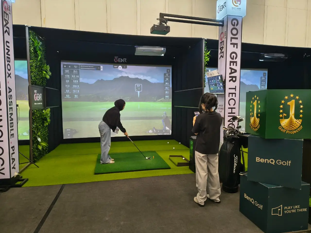 Net Gear Golf Bawa Frame Simulator Golf Portable ke Indonesia, Rakit 1 Jam