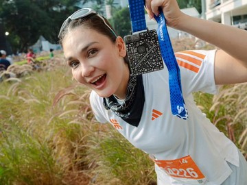 Luna Maya Raih Medali Lari Pertama di Jakarta Running Festival 2026