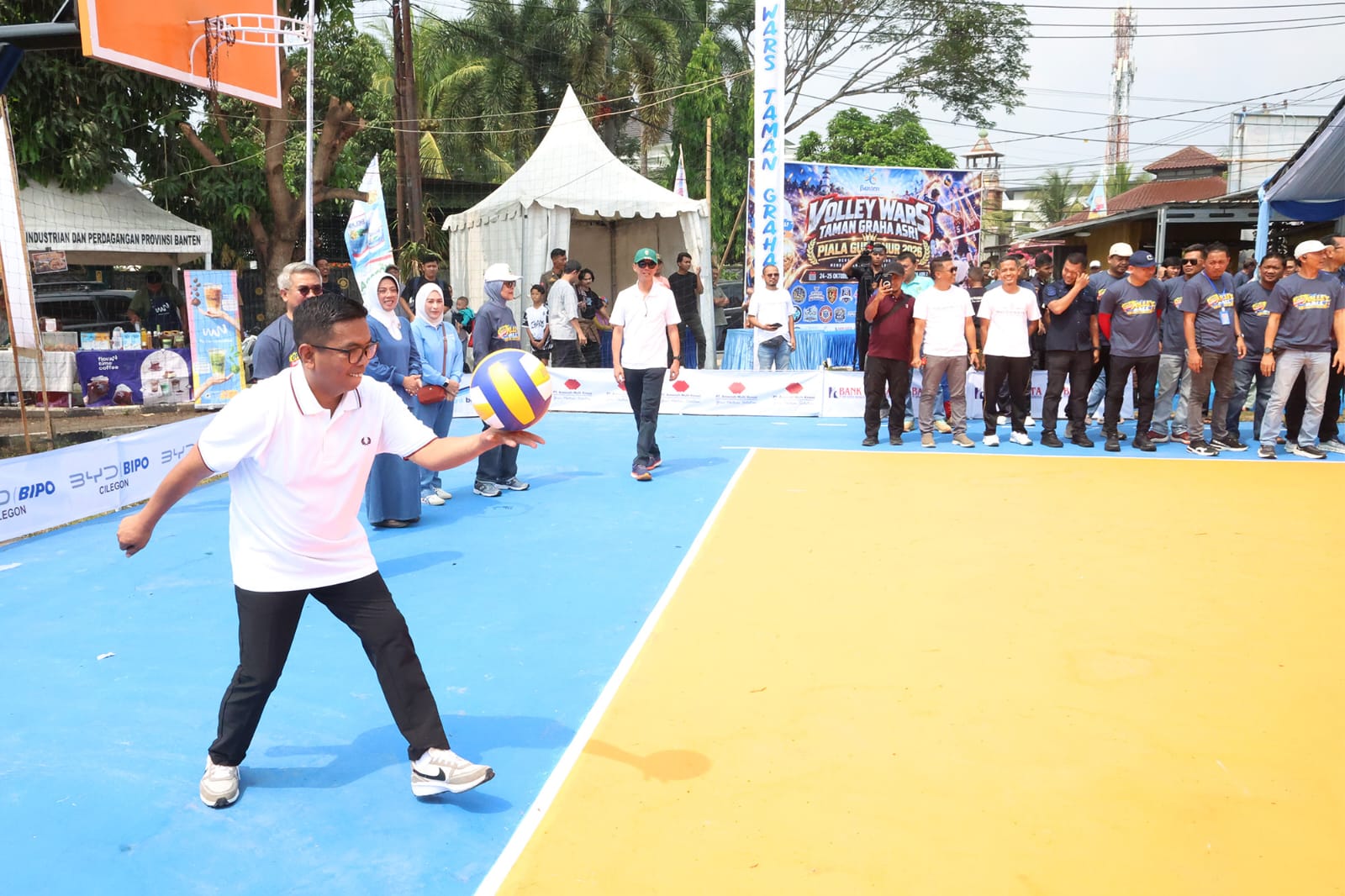 18 Tim Berlaga di Turnamen Voli Piala Gubernur Banten, Puluhan UMKM Ikut Panen Pembeli di Kota Serang