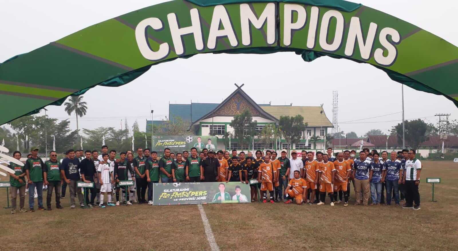 Bupati Batang Hari Buka Fun Football Insan Pers Jambi, 8 Daerah Bertanding di Alun-Alun