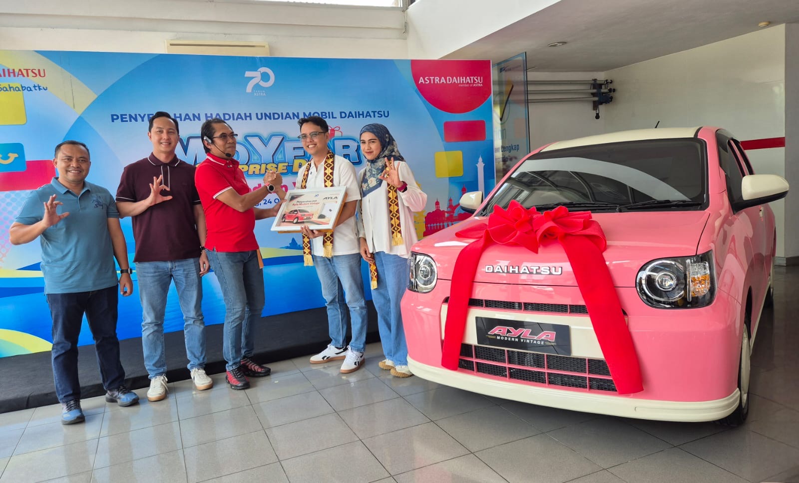 Astra Daihatsu Serahkan Unit Ayla Modern Vintage ke Pemenang Undian Mid Year Surprise Deals 2026 di Lampung