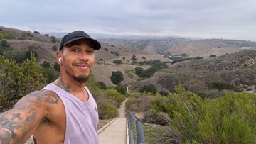 Lewis Hamilton Serukan Pembebasan Palestina hingga Sudan di Panggung F1
