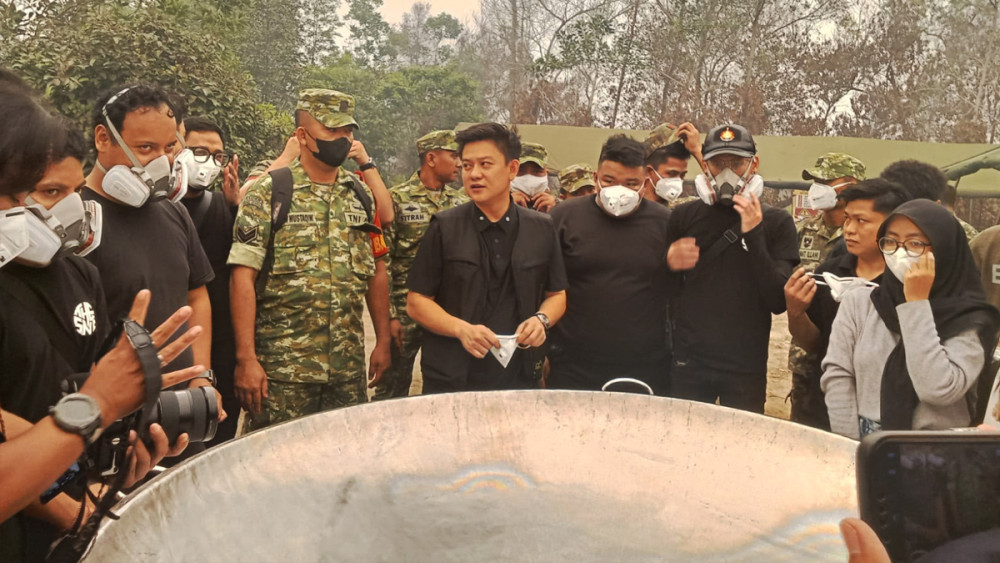 Bobon Santoso Masak 3.000 Porsi Sehari untuk Petugas Karhutla di Pulang Pisau, Bantu 12 Ribu Botol Air Mineral