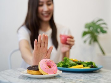Cara Tepat Kurangi Gula dan Kalori agar Diet Konsisten Menurut Dokter Gizi