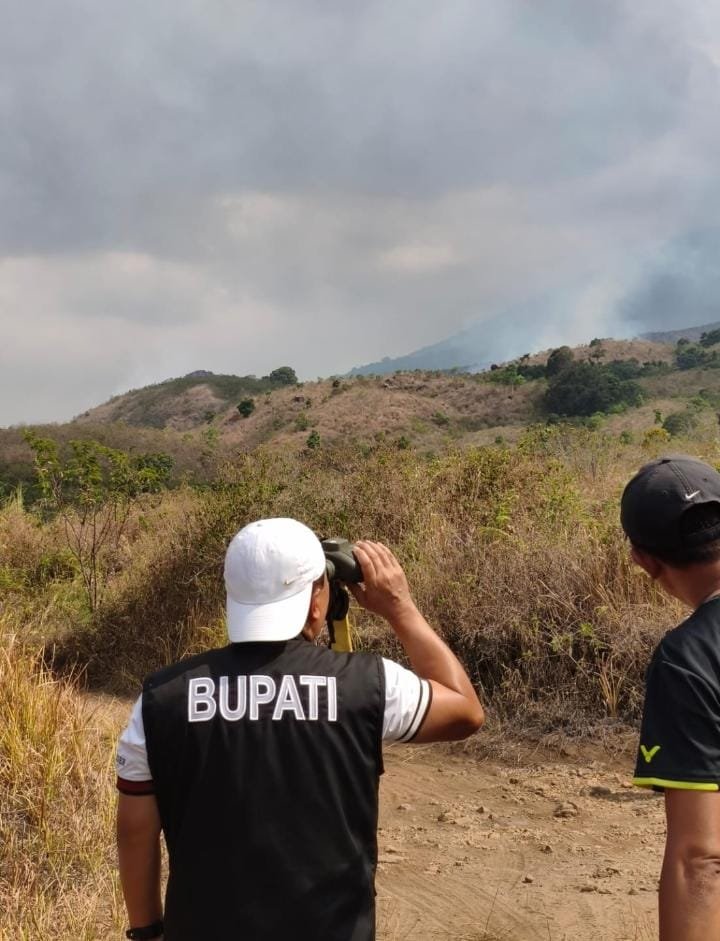 Bupati Kuningan Kerahkan Hampir Seribu Relawan Padamkan Karhutla Gunung Ciremai, Tiga Titik Api Masih Terpantau