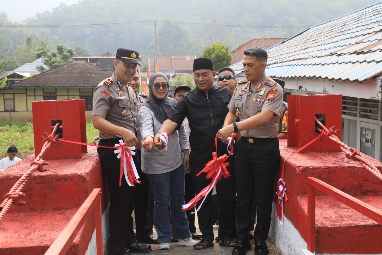Kapolda Bengkulu Resmikan Jembatan Merah Putih di Desa Tunggang Lebong, 500 Warga Kini Hemat 30 Menit ke Kebun