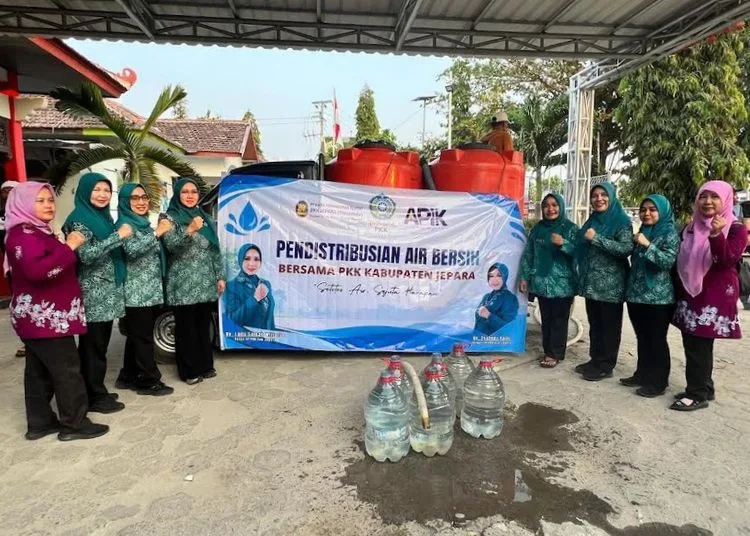Warga Karimunjawa, Kemujan, dan Pulau Genting Jepara Terima Bantuan Air Bersih Rp10 Juta dan 27 Paket Logistik dari PKK