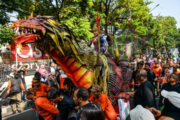 Jampana Naga Meriahkan Pawai Budaya HUT ke-216 Kota Bandung