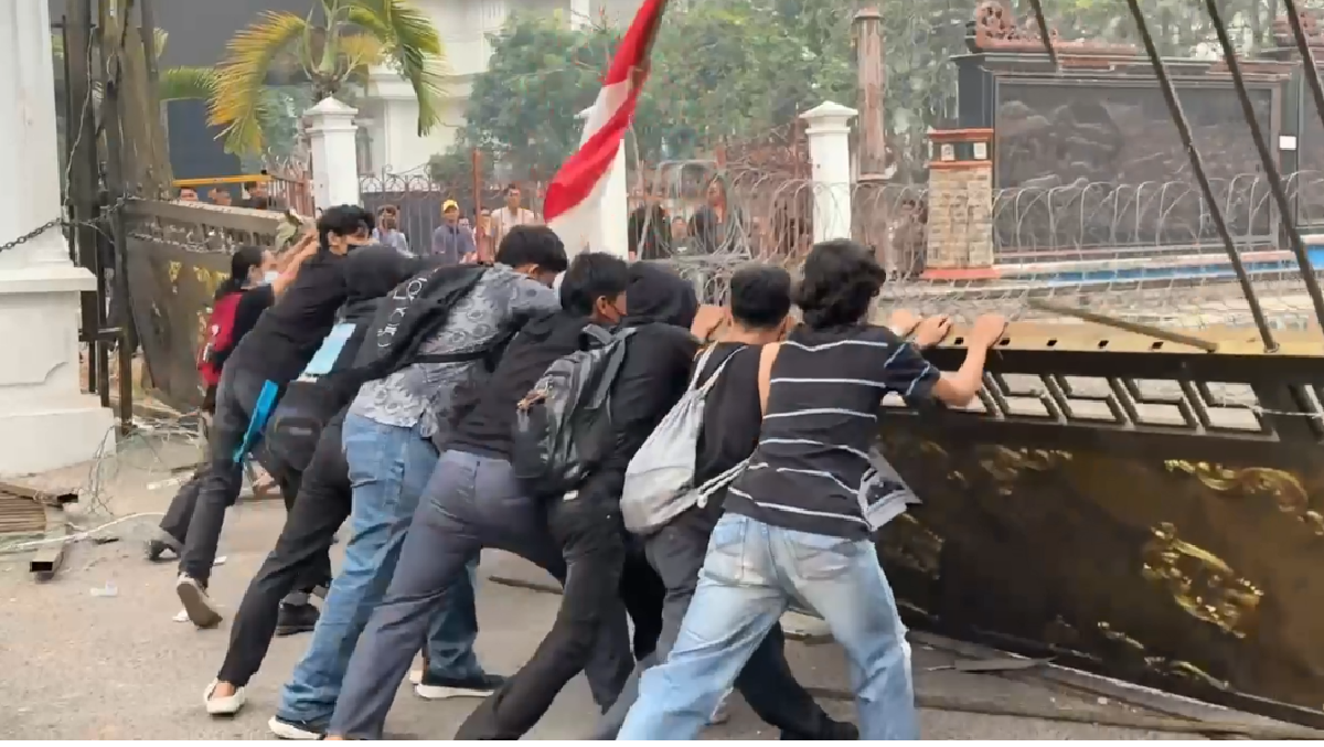 Massa Rusak Pagar Kantor Gubernur Jambi, Blokade Jalan dan Ultimatum 5x24 Jam Bebaskan Kabut Asap