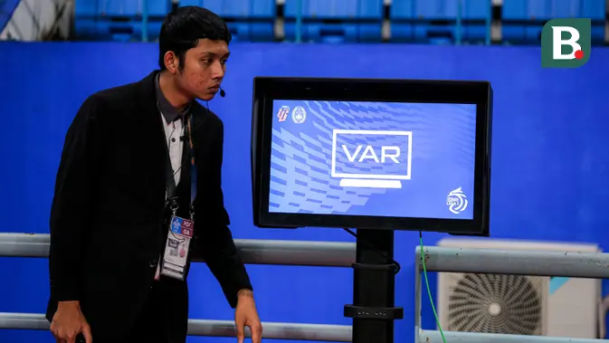 Ketua Komite Wasit PSSI Minta Pemain Jauhi Wasit Saat Pengecekan VAR