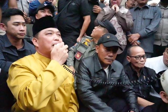 Gubernur Kalbar Ria Norsan dan Wagub Krisantus Temui Pendemo di DPRD, Beberkan 22 Titik Api Karhutla hingga Persoalan BBM dan Listrik