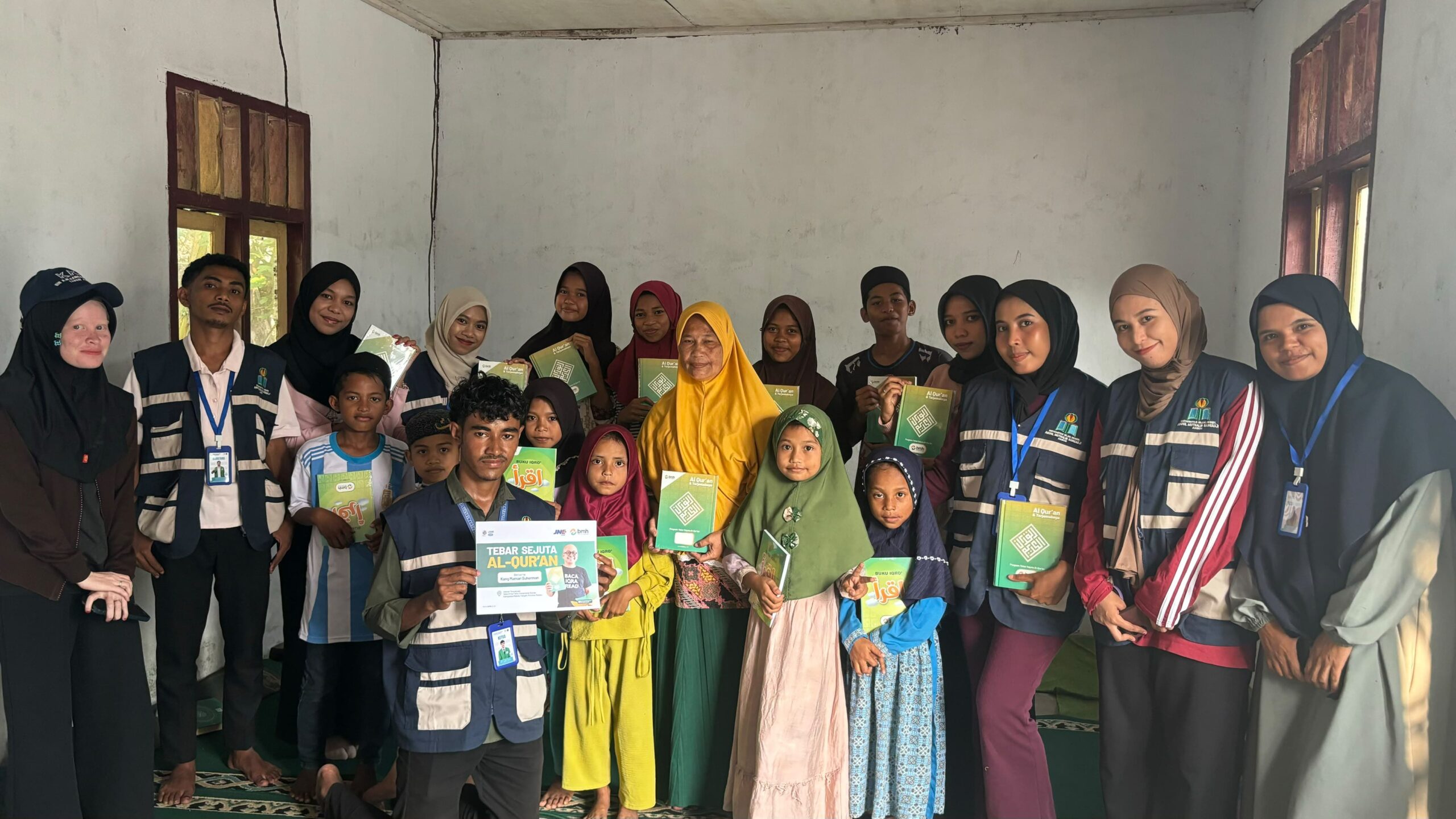 LAZNAS BMH Maluku dan KKN UIN AM Sangadji Salurkan Al-Qur'an ke 93 Santri di Kepulauan Banda