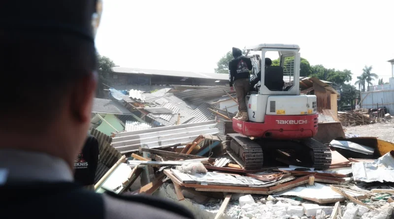Pemkot Bandung dan Pemprov Jabar Tertibkan Hampir 940 Bangunan Liar di Trotoar dan Drainase Sepanjang 2026