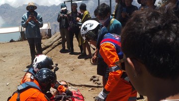 Turis Belanda Cedera Kaki di Rinjani, Dievakuasi Helikopter dari Sembalun