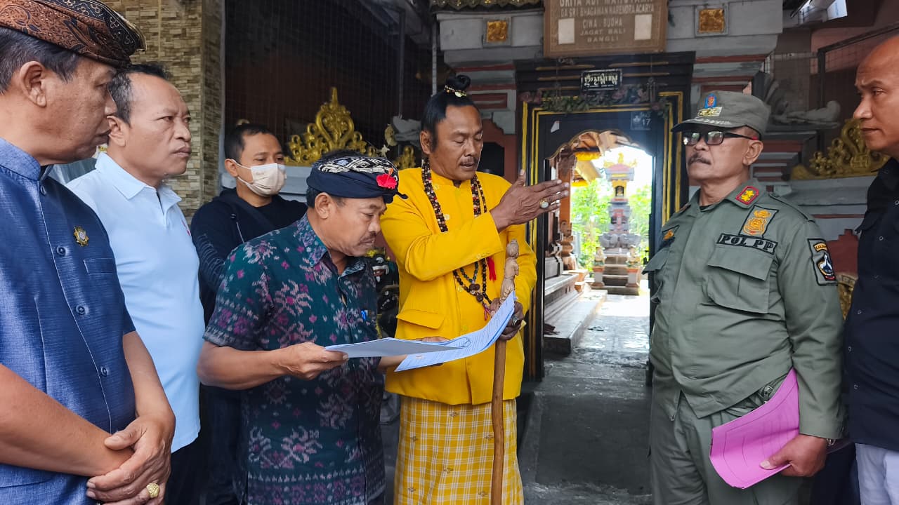 Satpol PP Bangli Bongkar Kanopi dan Tembok di Jalan Usaha Tani Tegalalang, Ketua DPRD Ikut Mengawasi