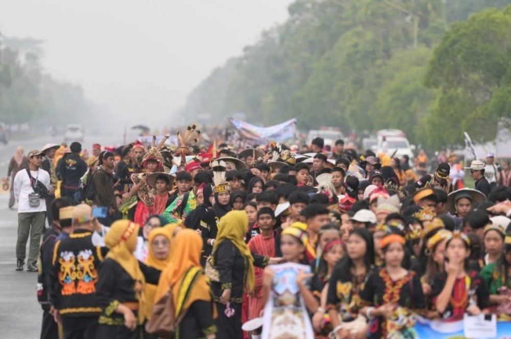 25.000 Warga Malinau Tetap Karnaval Budaya Meski Diguyur Hujan, 11 Etnis dan 15 Paguyuban Tampil di HUT ke-27