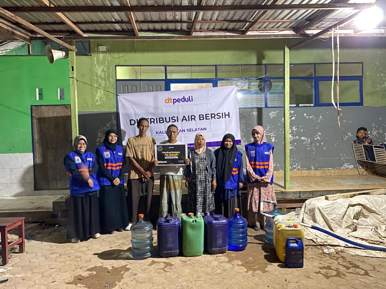 DT Peduli Kalsel Salurkan 2.400 Liter Air Bersih untuk 1.300 Warga Berangas Barat di Barito Kuala