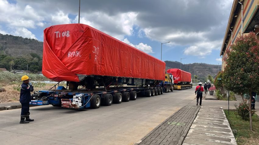 KAI Logistik Rampungkan Pengiriman 8 Unit KRL dari Banyuwangi ke Stasiun Kalimas Surabaya