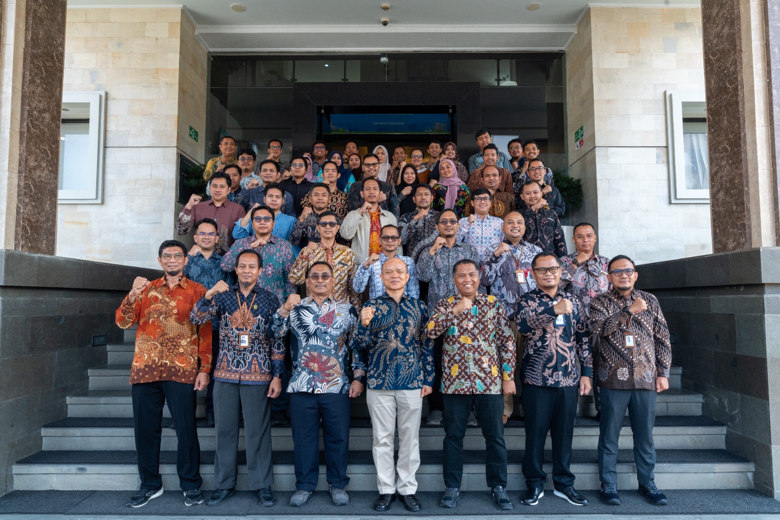 PLN UIP Nusra Serahterimakan Jabatan Senior Manager Operasi Konstruksi dari Eko Sukmawanto ke Oki Hermawan