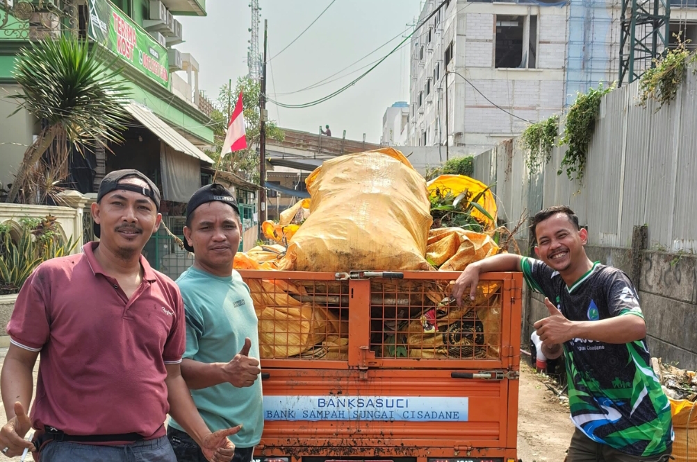 Warga Pakulonan Barat dan Banksasuci Kerja Bakti Bersih-Bersih Sampah, Fokus Cegah Demam Berdarah