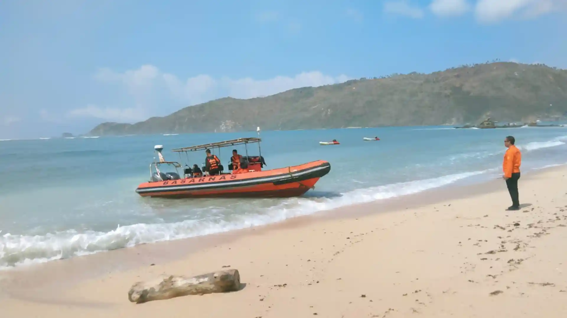 Pemancing 35 Tahun Hilang Terseret Arus di Tebing Pantai Lancing Lombok Tengah, Pencarian Hari Pertama Nihil