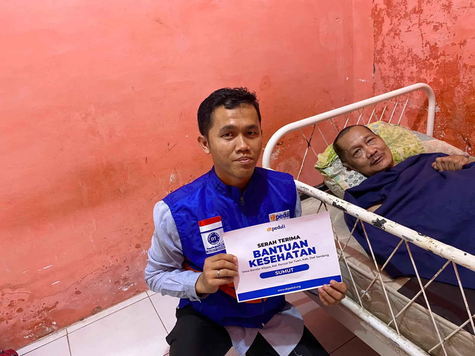 Warga Bandar Klippa Deli Serdang Berjuang Lawan Stroke, DT Peduli Sumut Salurkan Bantuan Pengobatan