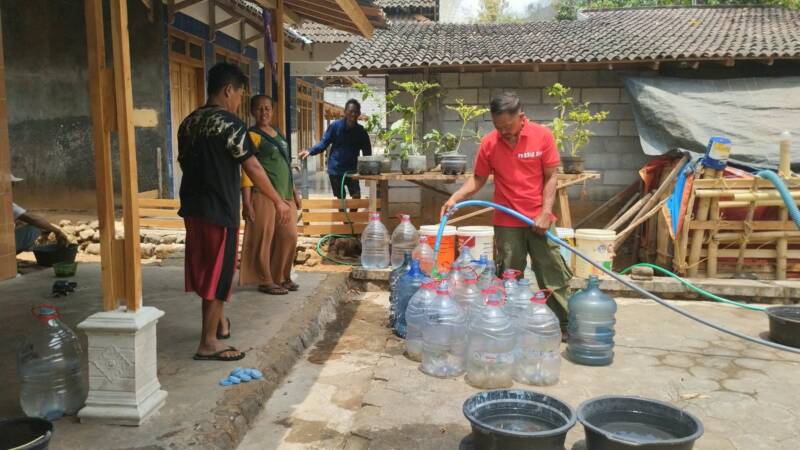 KKM MA Wonogiri Salurkan 10 Truk Air Bersih ke 3 Desa di Jatiroto dan Eromoko