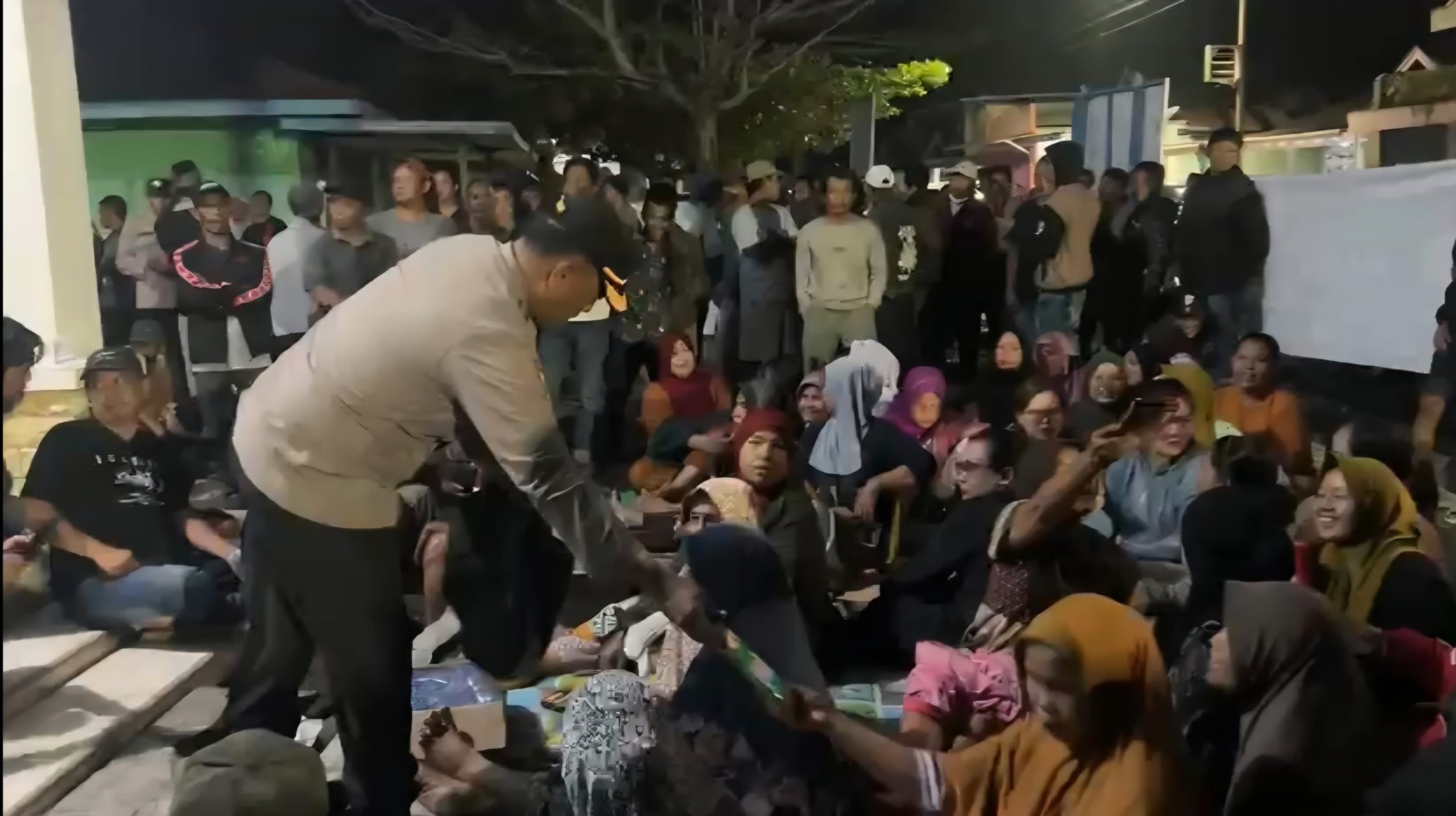 Polres Lebong Kawal Warga Desa Lemeu Sampaikan Aspirasi Pilkades ke Kantor PMD, Dialog Berlangsung Kondusif