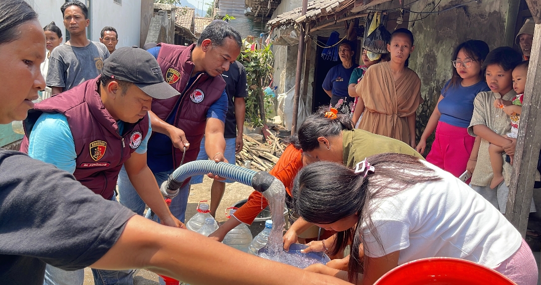 Polresta Cirebon Salurkan 18.000 Liter Air Bersih ke Warga Palimanan Barat di Tengah Kekeringan