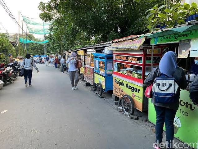 4 Stasiun Kereta dengan Jajanan Paling Melimpah