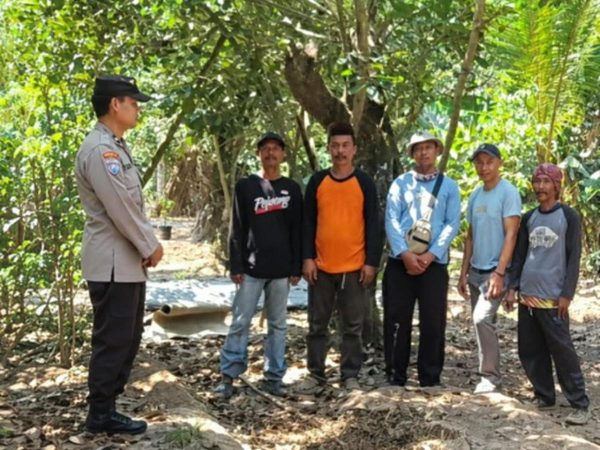 Bhabinkamtibmas Polres Serang Imbau Warga Cikeusal Waspadai Kebakaran Rumah dan Lahan di Musim Kemarau