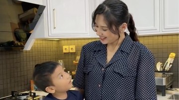 Hamil Anak Kedua, Indah Permatasari Tetap Ajak Naka Masak Bareng
