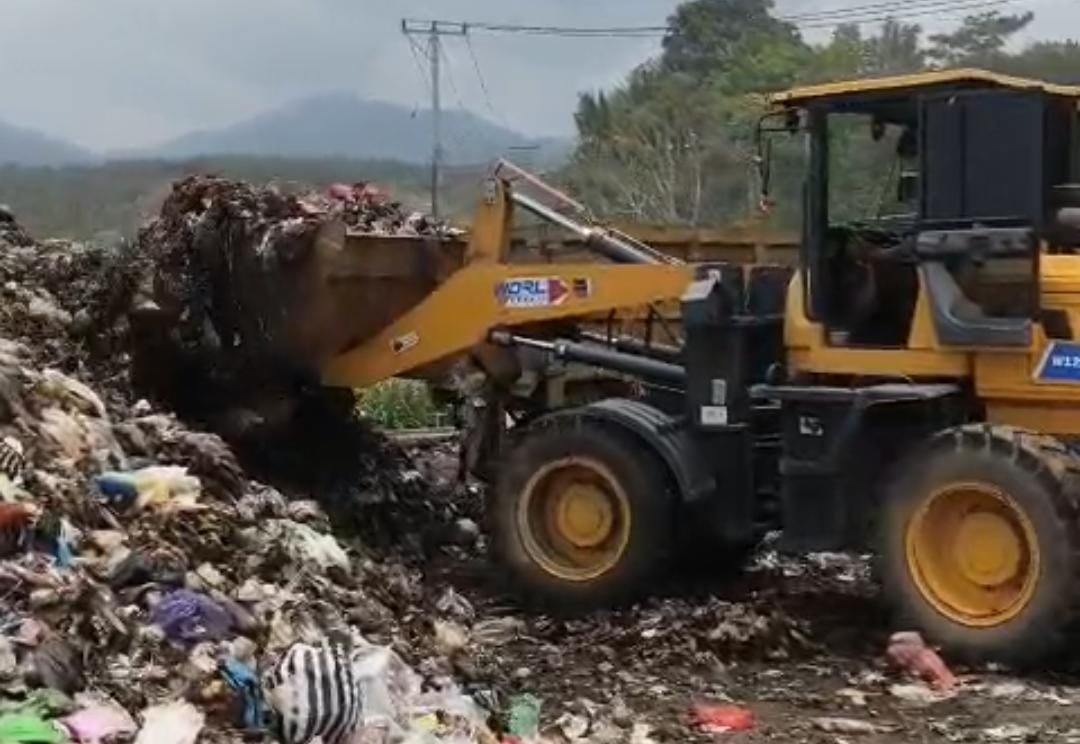 DLH Lombok Barat Kerahkan Belasan Armada Bersihkan Sampah Menggunung di Pasar Gunungsari