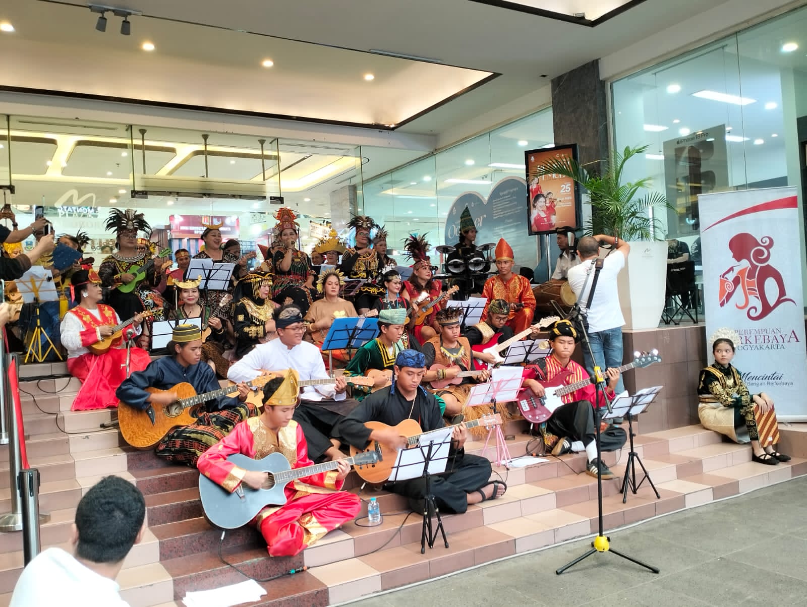Perempuan Berkebaya Indonesia Yogyakarta Gelar Konser 