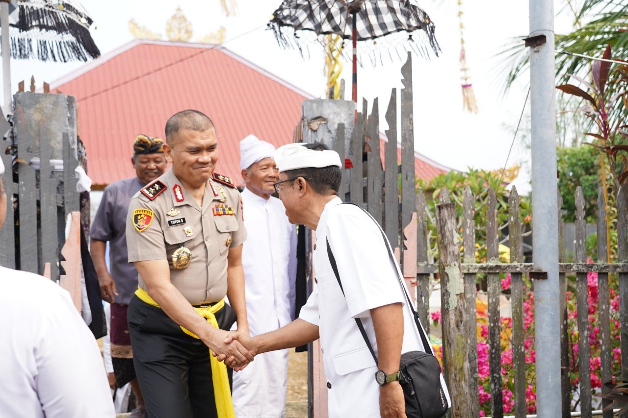 Kapolda Sulbar Irjen Pol Totok Suharyanto Kunjungi Pura Agung Sthana Dewata Mamuju, Serap Aspirasi Umat Hindu