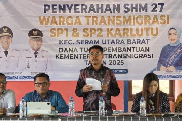 Kementerian Transmigrasi Serahkan 27 Sertipikat Tanah ke Warga Transmigran Maluku Tengah