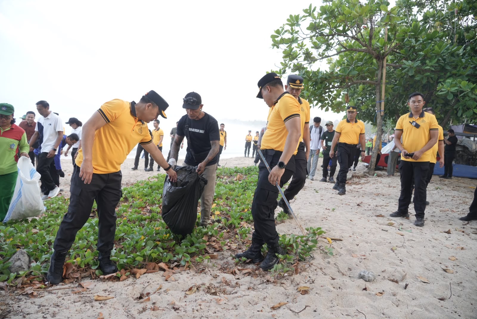 Kapolda Bali Pimpin Green Policing di Kuta, Ajak Warga Jaga Lingkungan lewat Tri Hita Karana