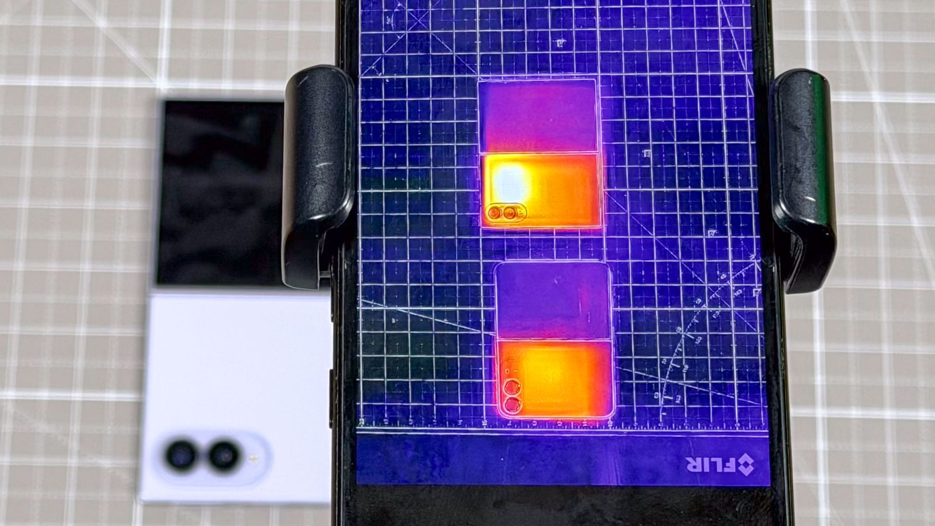 iPhone Duo Kalahkan Galaxy Z Fold 8 di Uji Panas 20 Menit