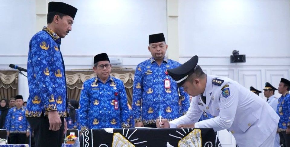 Bupati Banjar Lantik 28 Pejabat, Heryanto Pimpin DPMPTSP dan Nor Azizah Jabat Kepala BKPSDM