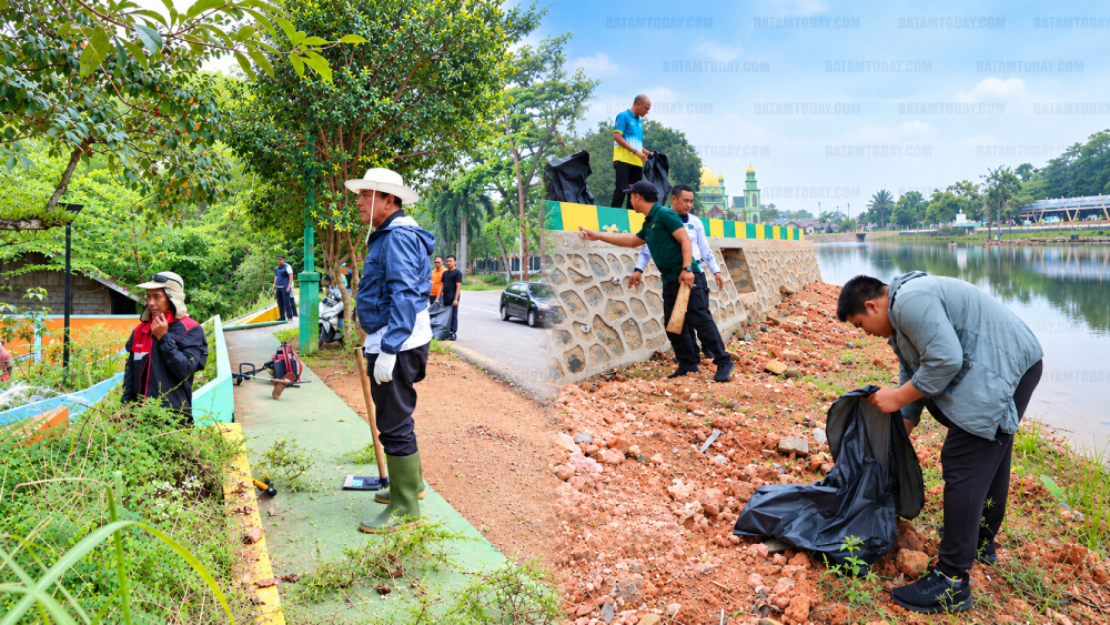 Gubernur Kepri Ansar Ahmad dan Bupati Bintan Roby Kurniawan Gotong Royong Bersihkan Taman Kolam Kijang, Komitmen Jaga Seluruh Wilayah