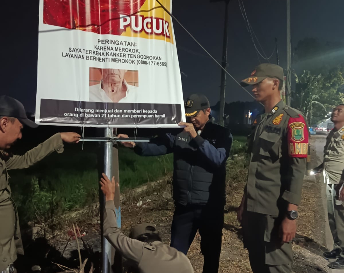 Satpol PP Karawang Copot 8 T-Banner Kedaluwarsa di Jalan Lingkar Luar Tanjungpura-Peundeuy