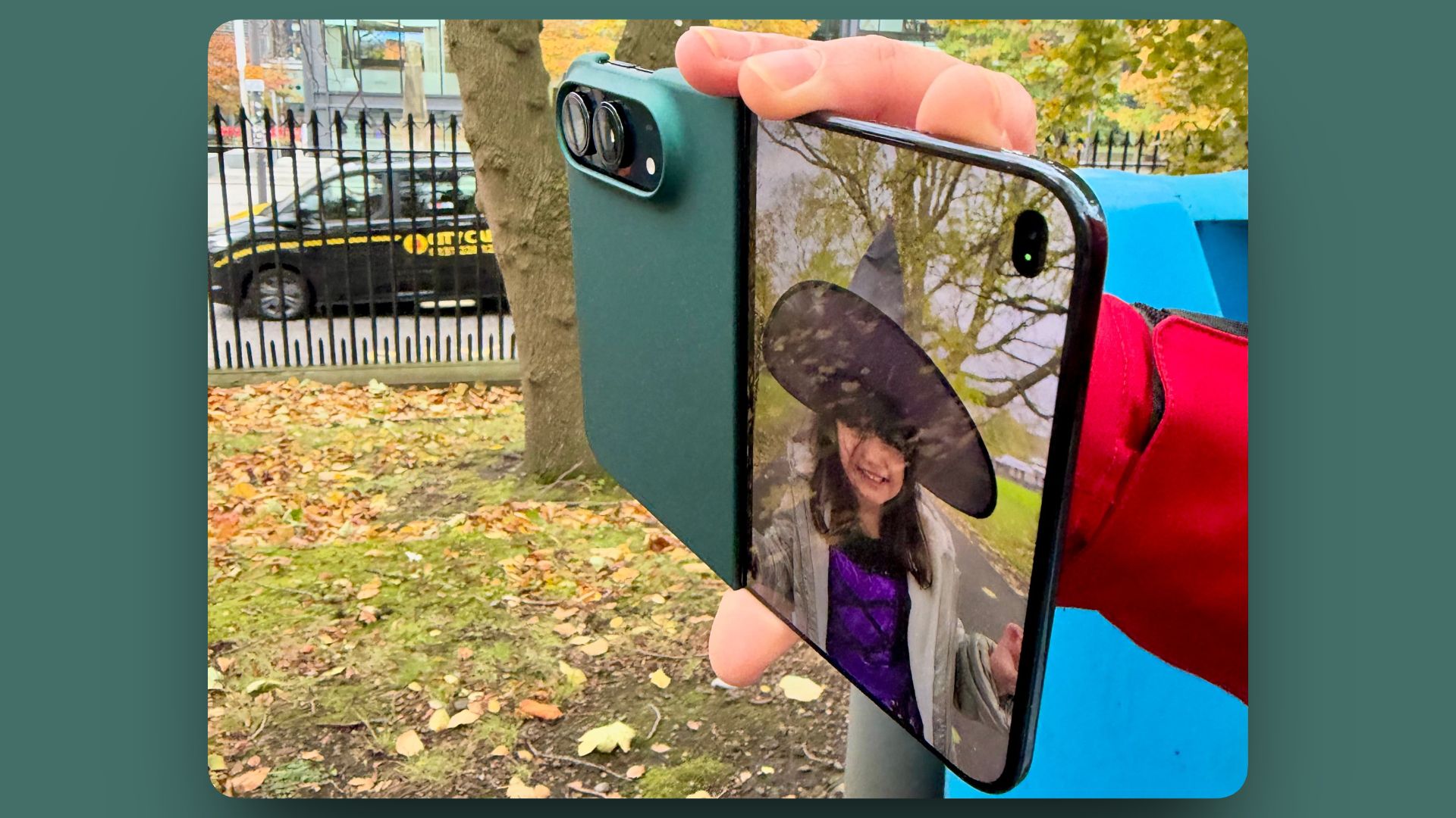iPhone Duo Hadirkan Duo Preview, Subjek Foto Bisa Lihat Frame di Layar Luar