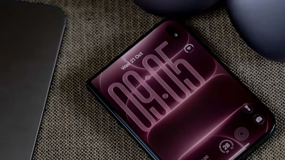 Review iPhone Duo: Layar Lipat 7,6 Inci, Harga Rp44 Juta