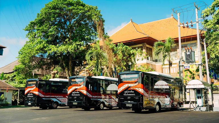 Hyundai Serahkan 11 Bus Listrik County EV untuk Transportasi Publik Bali