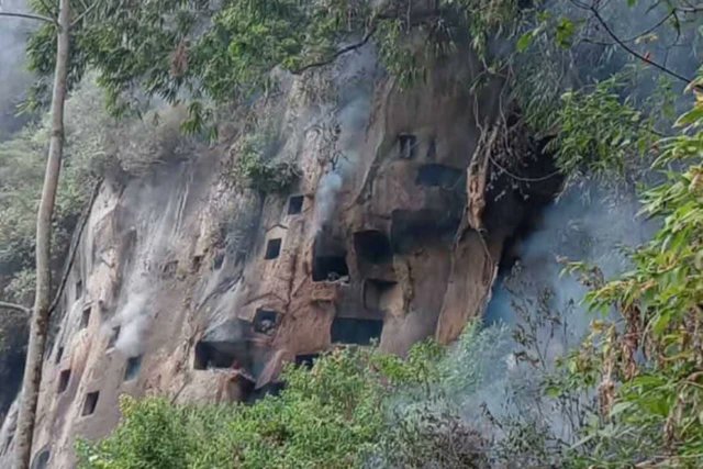 Karhutla di Toraja Utara Merambat ke Pemakaman Leluhur, Kuburan Batu di Tebing Ikut Hangus